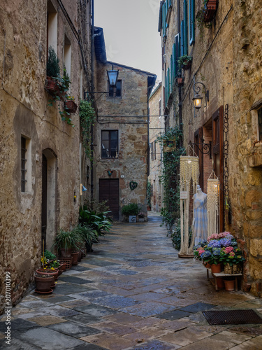 Fototapeta Naklejka Na Ścianę i Meble -  Narrow streets in the medieval town of Pienza, Tuscany