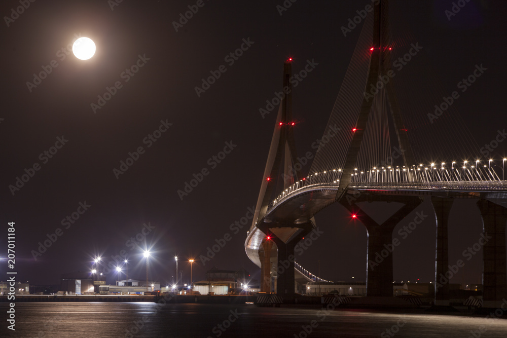 la luna y el puente de cadiz