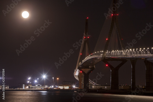 Obraz na płótnie la luna y el puente de cadiz w salonie