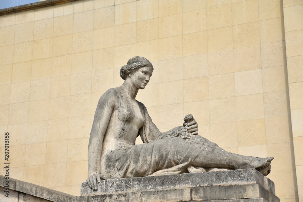 Naklejka premium Statue de femme au palais de Chaillot à Paris, France