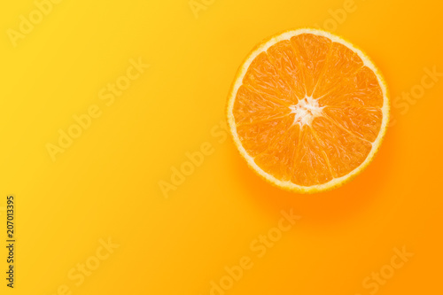 Lonja naranja en fondo color pleno