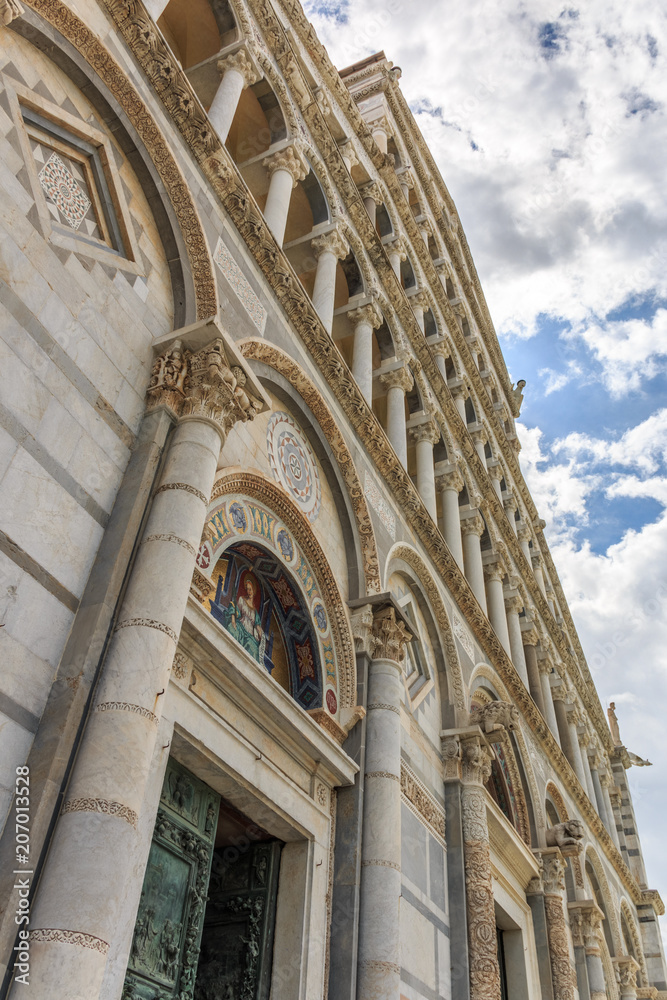 Detailaufnahme vom Dom Santa Maria Assunta am Platz Piazza dei Miracoli in Pisa,Toskana, Italien