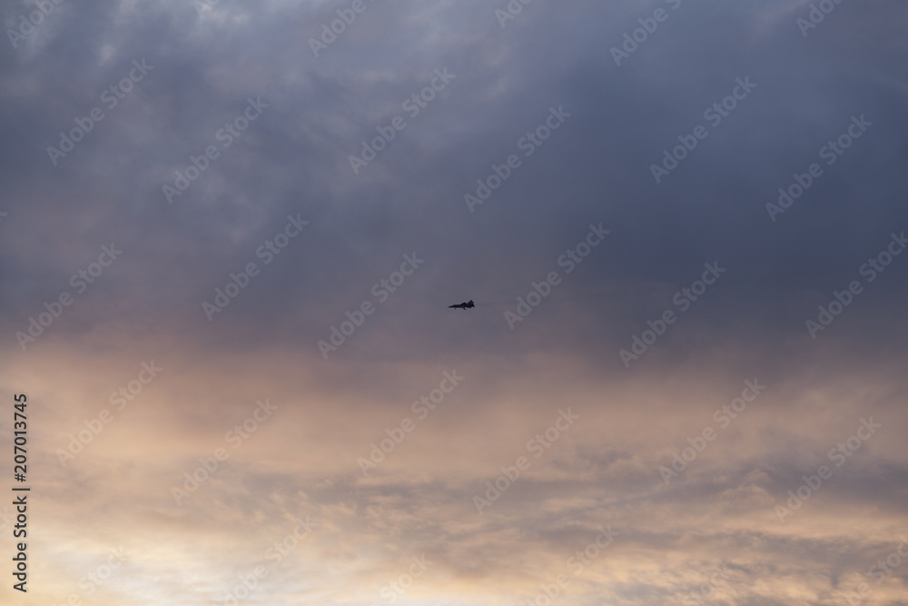Истребитель МИГ-31 на фоне заката