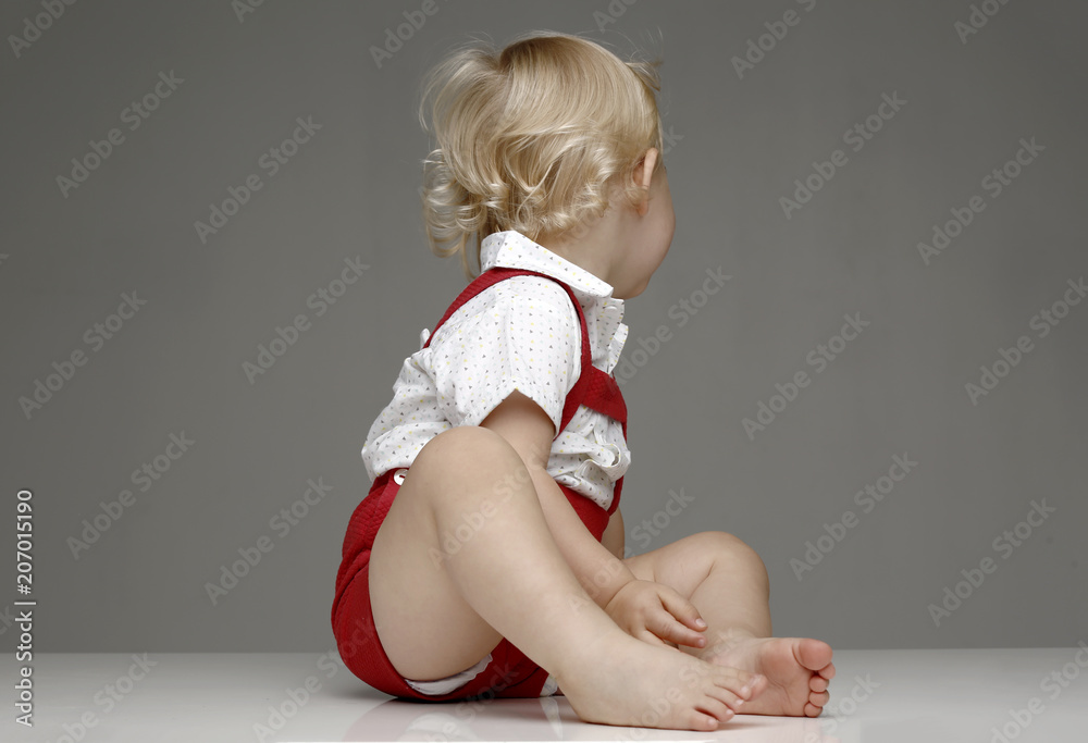 Bébé garçon assit pieds nus Stock Photo | Adobe Stock