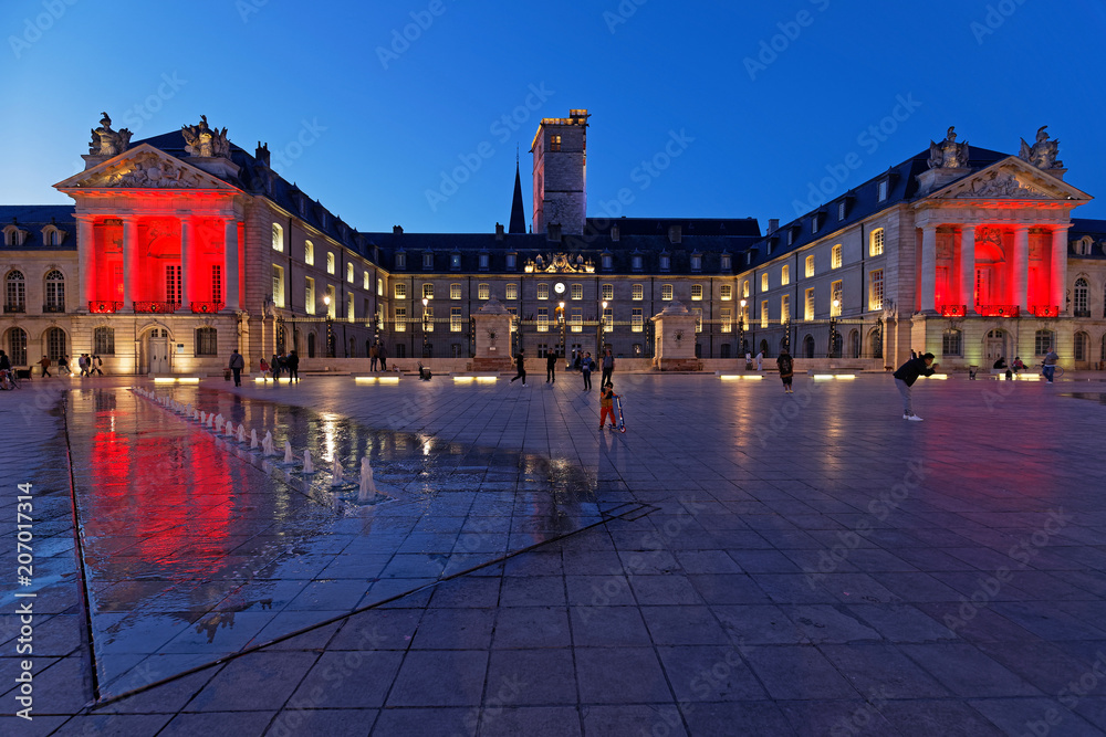 Naklejka premium L'heure bleue sur le Palais et la place de la Libération