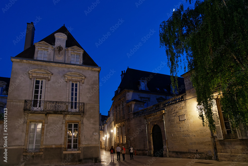 Une rue de Dijon de nuit