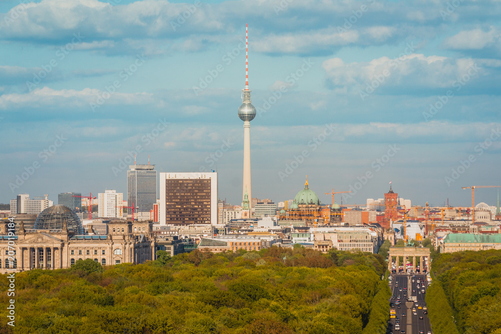 Fototapeta premium Berlin Skyline - Fernsehturm und Brandenburger Tor Luftbild