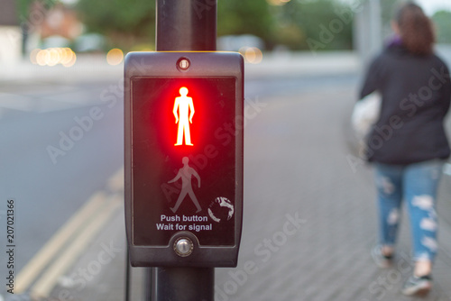 Fotografi push button wait for signal traffic light control with bright stop man illuminat