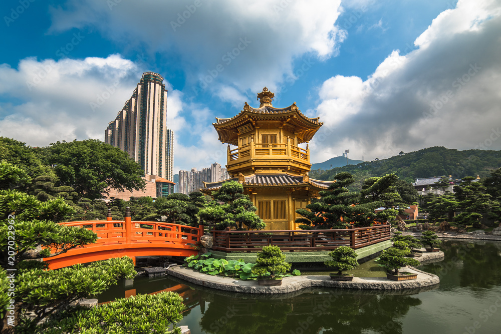 Naklejka premium Złoty pawilon w Nan Lian Garden w Hongkongu.