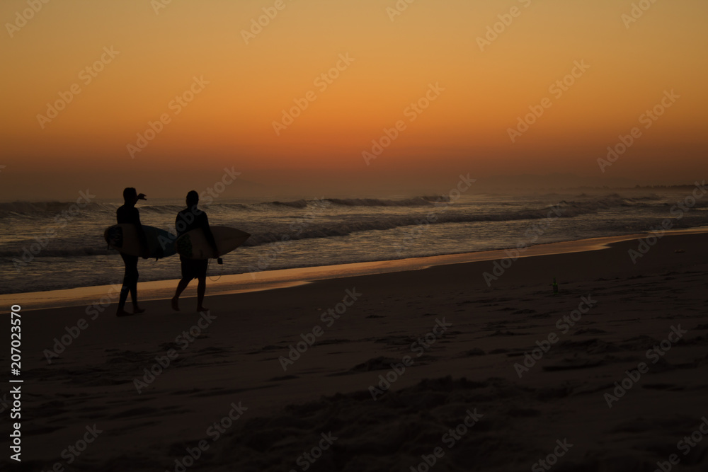 Surfistas indo embora da Praia Grande, Arraial do Cabo