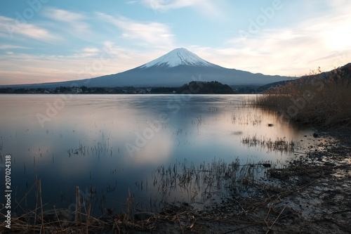 le mont fuji qui se reflète sur le lac Kawaguchi