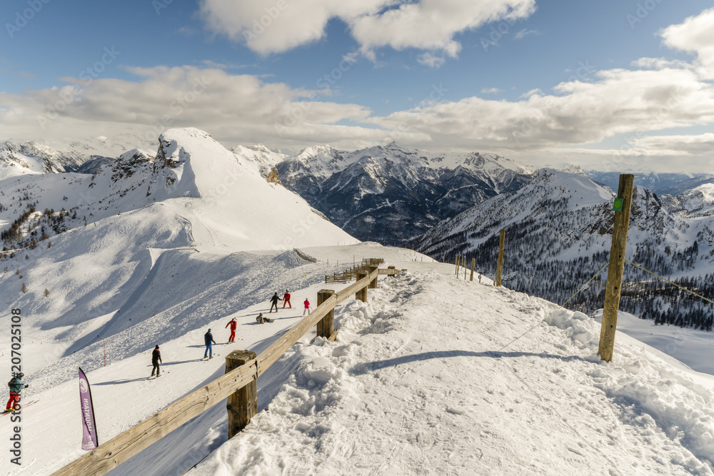 Fototapeta premium Départ pour une descente vers la station de skis