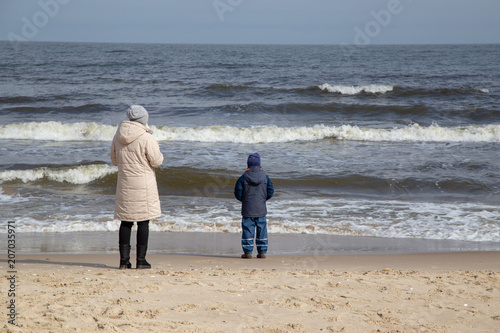 Frau und Kind scheuen aufs Meer