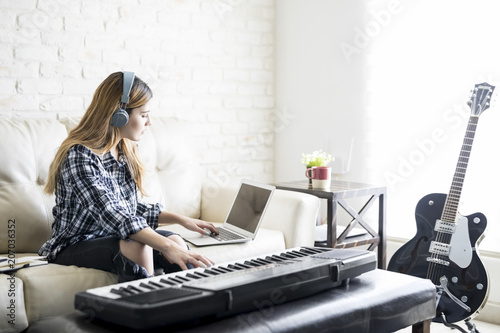 Quadro su tela Female musician composing music at home