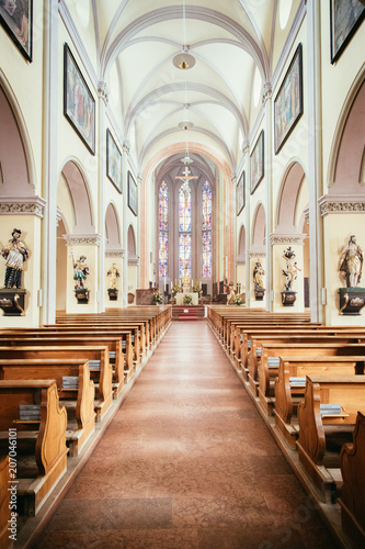 Innenaufnahme einer hell erleuchteten gotischen Kirche