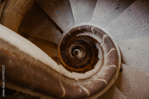 Foto Top shot of spiral stone stairs leading down as abstract background