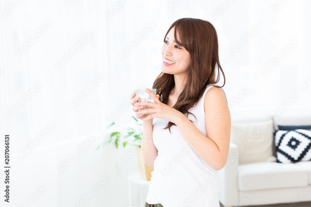 水を飲む女性 水を飲む女性