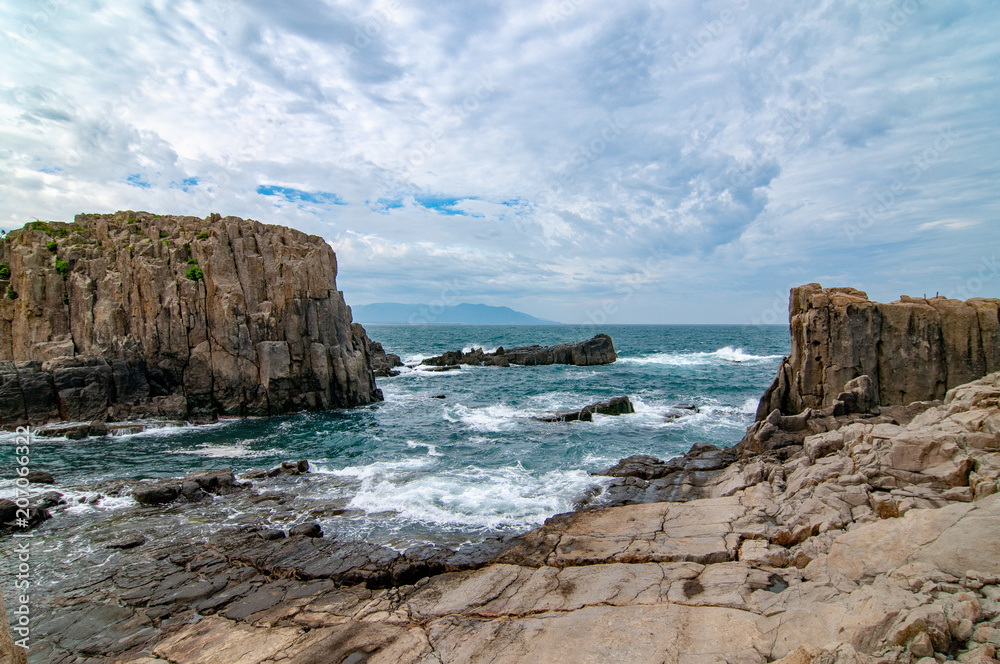 日本海の荒波をうける東尋坊