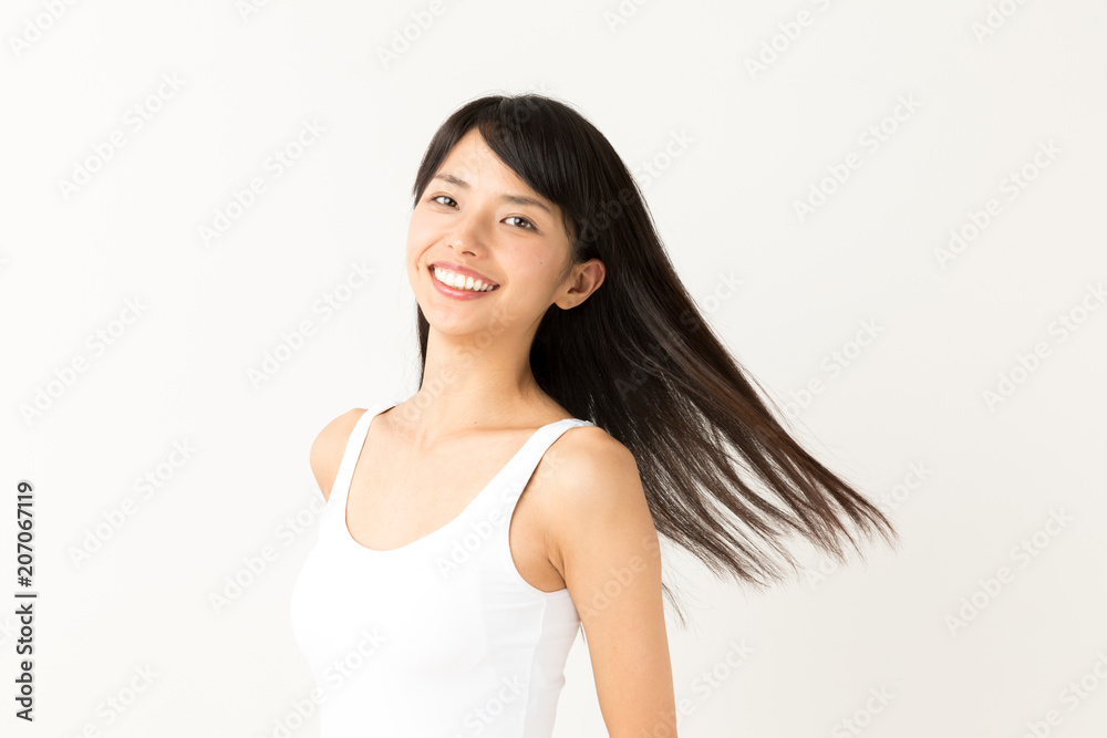 ロングヘアの女性 白バックイメージ ロングヘアの女性 白バックイメージ