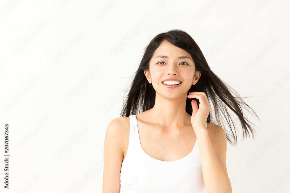ロングヘアの女性　白バックイメージ