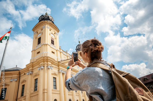 фотографія Beautiful young woman girl doing photographing sights on a smartphone while trav