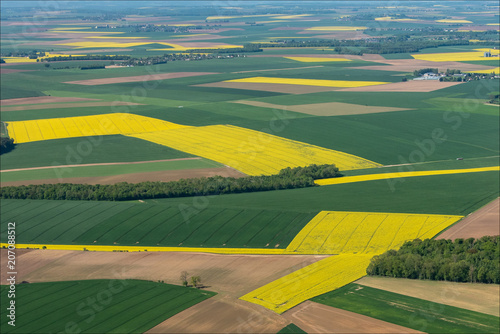 photo aérienne de champs de colza à Mesnil-sous-Vienne dans l'Eure en France