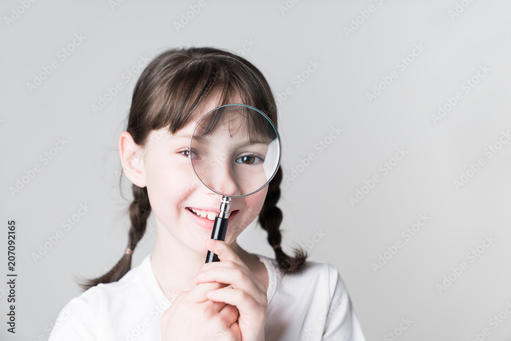 虫眼鏡を覗く少女 虫眼鏡を覗く少女