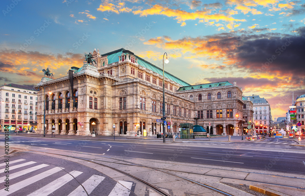 Fototapeta premium Opera Narodowa o wschodzie słońca - Wiedeń - Austria