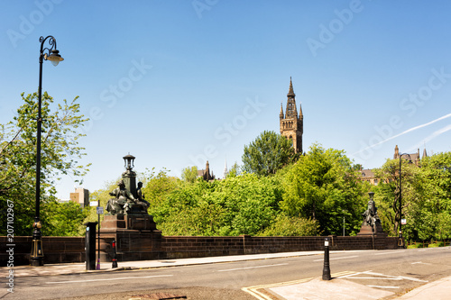 Fototapeta Naklejka Na Ścianę i Meble -  View over the Kelvin Bridge in Glasgow from Kelvingrove park with the Kelvingrove Museum in the background