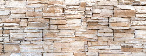 Grobe Mauer aus länglichen Steinen 