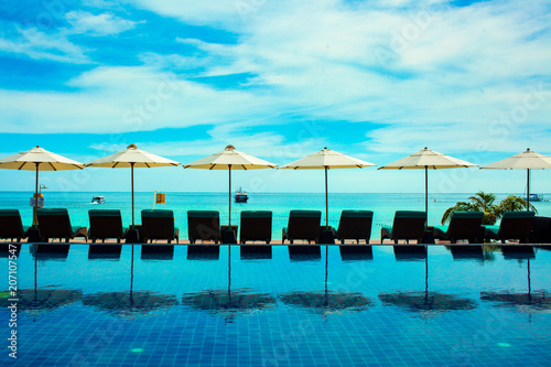 Quadro su tela Beach resort umbrella reflect with sea