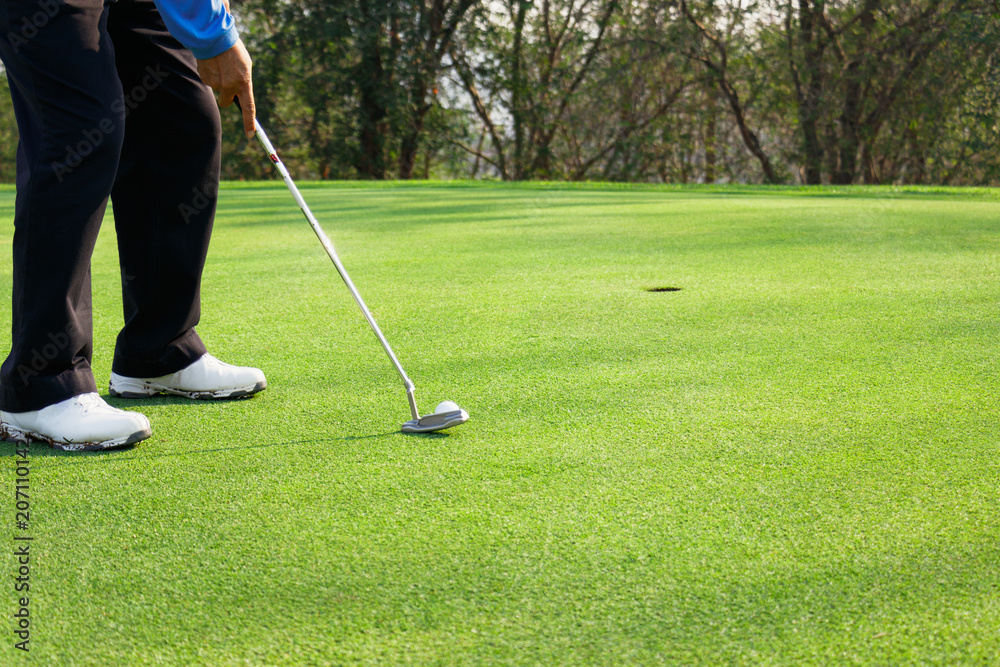 Obraz premium Man playing golf on a golf course