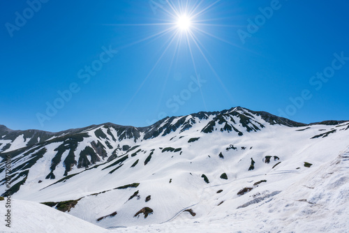 立山室堂と雪山 © ginR