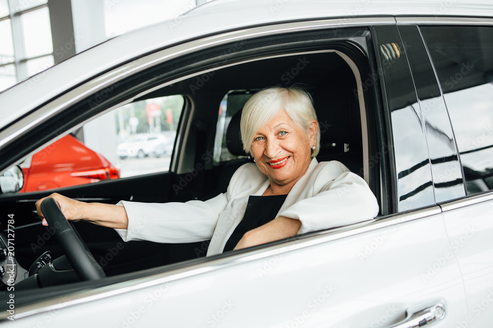 Aged woman buy car.