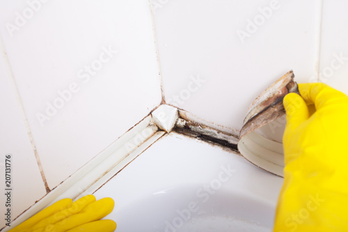 Quadro su tela Dirty tiles in a bathroom shower with sealant covered in mould and mildew
