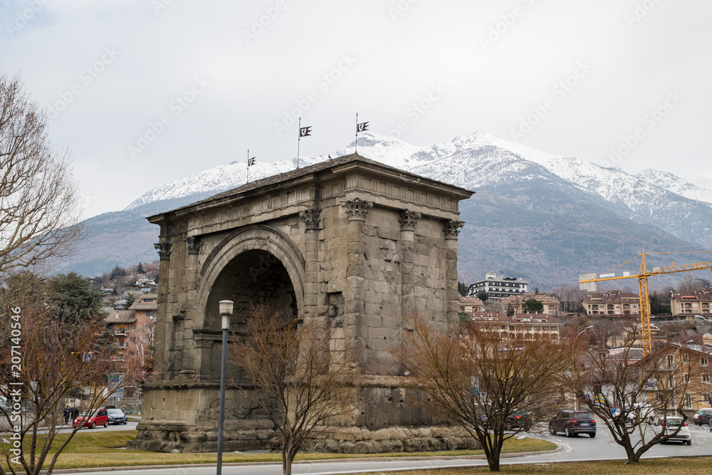 Fototapeta premium アオスタ アウグストゥスの凱旋門（イタリア ヴァッレ・ダオスタ州）