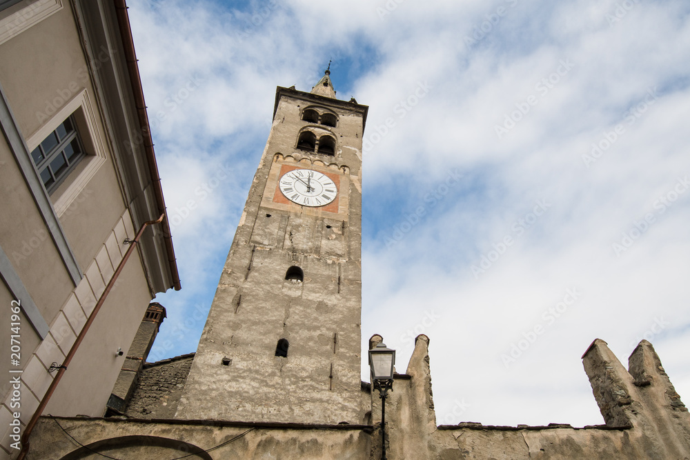 アオスタ大聖堂　鐘楼（イタリア　ヴァッレ・ダオスタ州）