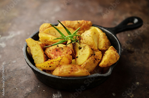 Fototapeta Spanish potatoes with spices, patatas bravas