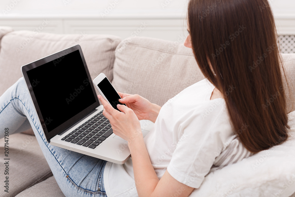 Naklejka premium Unrecognizable brunette girl with laptop sitting on the sofa