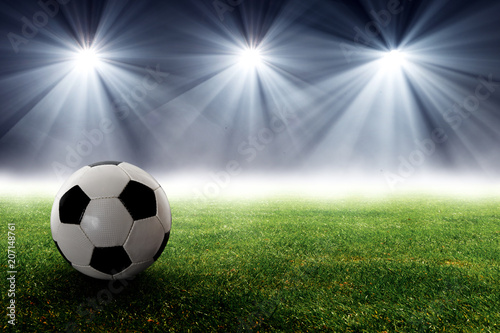 Fußball liegt auf dem Rasen vor Flutlicht Strahlern © OFC Pictures