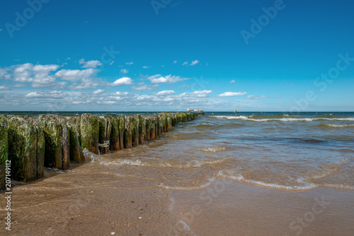 stare drewniane pale chroniące plażę w Międzyzdrojach przed falami, Polska, Bałtyk