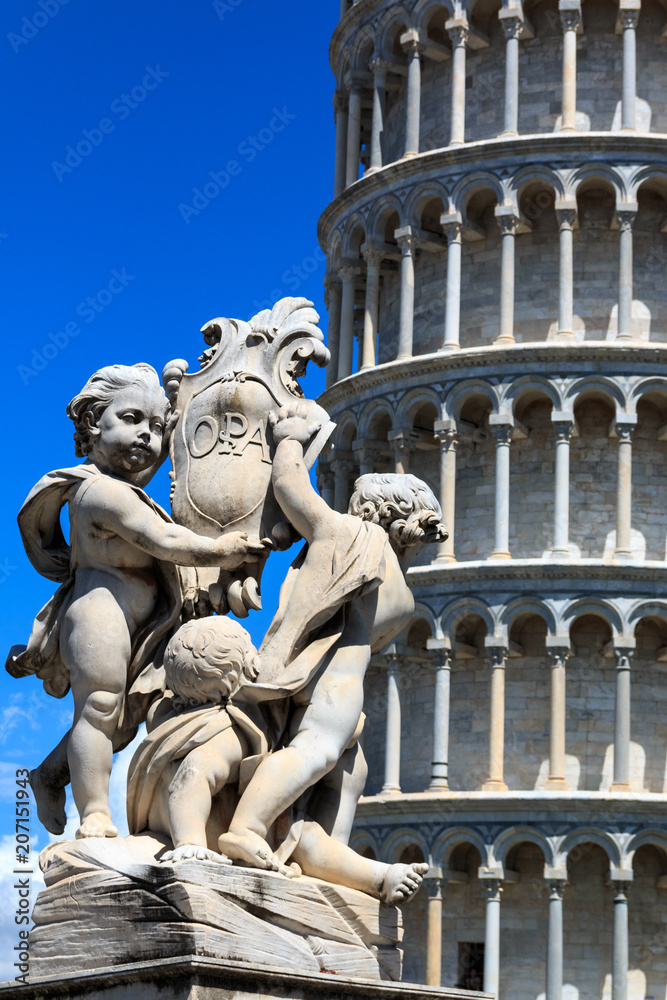 Detailaufnahme des Brunnen Putti Fountain und des schiefen Turm von Pisa am Platz Piazza dei Miracoli in Pisa,Toskana, Italien