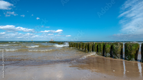 drewniany falochron chroniący plażę przed zniszczeniem, Międzyzdroje, Polska #207152119