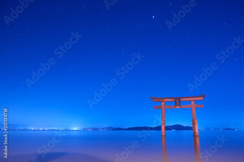 夜の白髭神社の鳥居