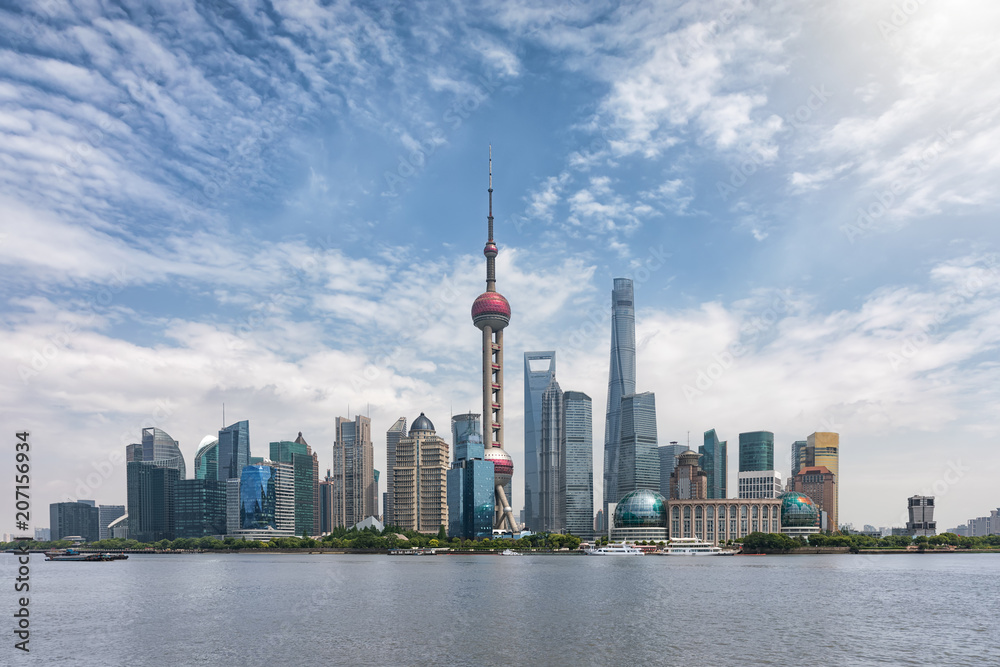 Obraz premium Centrum Szanghaju, Pudong, w słoneczny wiosenny dzień w Chinach