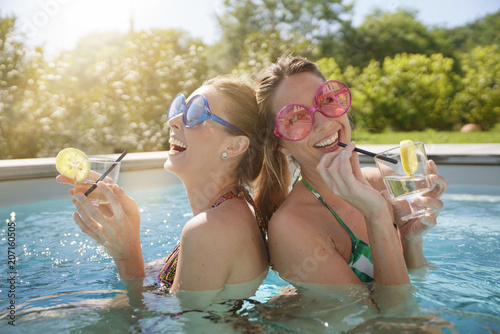Bild auf Leinwand Girl friends in swimming-pool, bachelor party