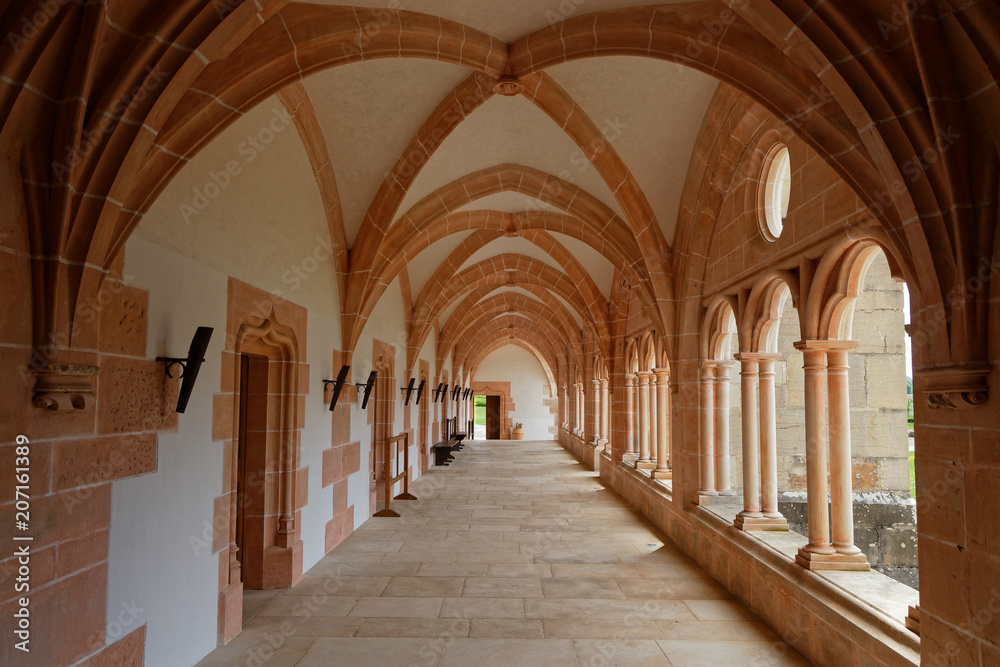 Abbaye de Cîteaux, le cloître rénové