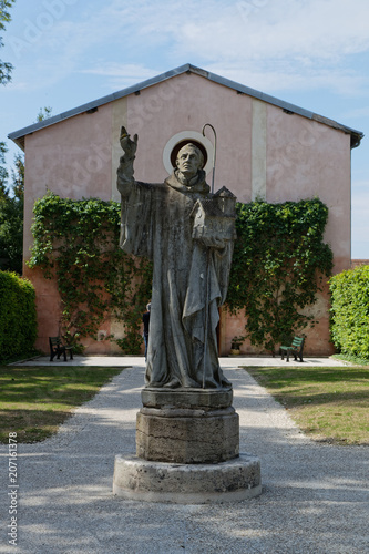 Statue de moine à l'Abbaye de Cîteaux photo