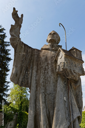 Statue de moine à l'Abbaye de Cîteaux photo