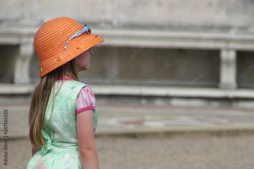 Mädchen mit Hut allein im Park